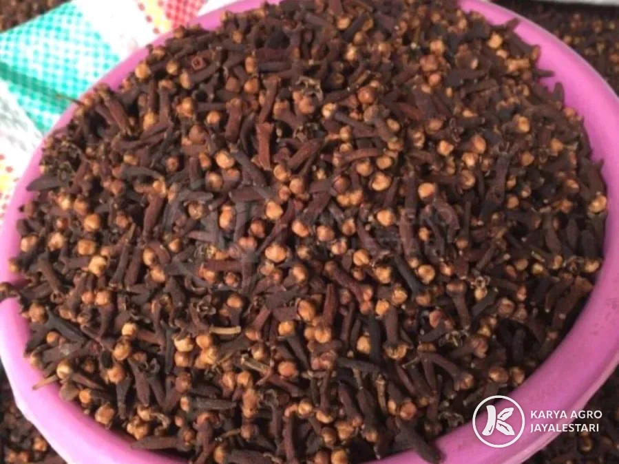 Sun-dried whole cloves in a basin